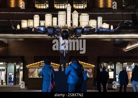 Londres, Royaume-Uni. 23 janvier 2025. 'Atlas', un cyborg mécanique supportant une ville illuminée par Jon Voss, est exposé lors du festival annuel de la lumière de la Battersea Power Station à Londres. Le sentier artistique interactif comprend huit installations lumineuses qui brillent à l'intérieur et à l'extérieur du bâtiment de la centrale électrique. Crédit : Wiktor Szymanowicz/Alamy Live News Banque D'Images