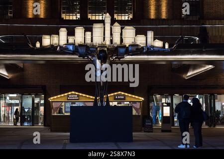 Londres, Royaume-Uni. 23 janvier 2025. 'Atlas', un cyborg mécanique supportant une ville illuminée par Jon Voss, est exposé lors du festival annuel de la lumière de la Battersea Power Station à Londres. Le sentier artistique interactif comprend huit installations lumineuses qui brillent à l'intérieur et à l'extérieur du bâtiment de la centrale électrique. Crédit : Wiktor Szymanowicz/Alamy Live News Banque D'Images