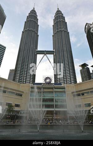 Le centre commercial Suria KLCC est une destination touristique populaire à Kuala Lumpur, vu ici avec les tours Petronas en arrière-plan Banque D'Images