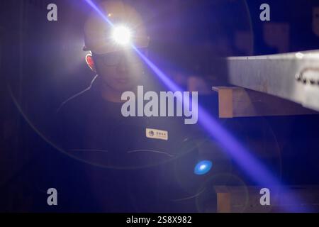 Pékin, Chine. 22 janvier 2025. Un technicien de State Grid patrouille à l'intérieur d'un tunnel câblé à 30 mètres sous la surface à Chongqing, dans le sud-ouest de la Chine, le 22 janvier 2025. Crédit : Huang Wei/Xinhua/Alamy Live News Banque D'Images