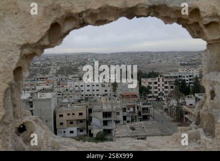 Pékin, Chine. 22 janvier 2025. Cette photo prise le 22 janvier 2025 montre une vue de la ville déchirée par la guerre de Daraa, la capitale de la province de Daraa, en Syrie. Crédit : Ammar Safarjalani/Xinhua/Alamy Live News Banque D'Images