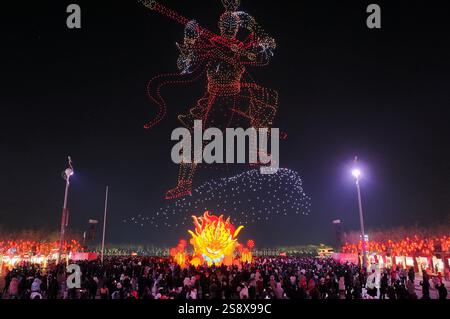 Pékin, Chine. 22 janvier 2025. Une photo de drone aérien prise le 22 janvier 2025 montre des gens regardant une performance de drone pendant la foire des lanternes du Festival du printemps de Tangshan Nanhu à Tangshan, dans la province du Hebei, au nord de la Chine. La foire des lanternes du Festival du printemps de Tangshan Nanhu 2025 a ouvert ici mercredi, qui durera jusqu'au 1er mars. Crédit : Yang Shiyao/Xinhua/Alamy Live News Banque D'Images