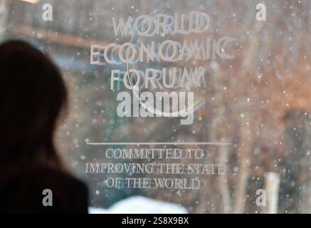 Davos, Suisse. 23 janvier 2025. Le logo du Forum économique mondial (FEM) est représenté à Davos, Suisse, 23 janvier 2025. Sous le thème « collaboration pour l'âge intelligent », la réunion annuelle du WEF 2025 a réuni près de 3 000 participants de diverses régions et industries. Crédit : Lian Yi/Xinhua/Alamy Live News Banque D'Images