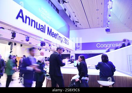 Davos, Suisse. 23 janvier 2025. Les gens assistent au Forum économique mondial (WEF) à Davos, Suisse, 23 janvier 2025. Sous le thème « collaboration pour l'âge intelligent », la réunion annuelle du WEF 2025 a réuni près de 3 000 participants de diverses régions et industries. Crédit : Lian Yi/Xinhua/Alamy Live News Banque D'Images