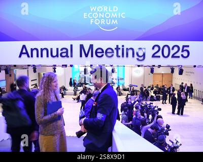 Davos, Suisse. 23 janvier 2025. Les gens assistent au Forum économique mondial (WEF) à Davos, Suisse, 23 janvier 2025. Sous le thème « collaboration pour l'âge intelligent », la réunion annuelle du WEF 2025 a réuni près de 3 000 participants de diverses régions et industries. Crédit : Lian Yi/Xinhua/Alamy Live News Banque D'Images