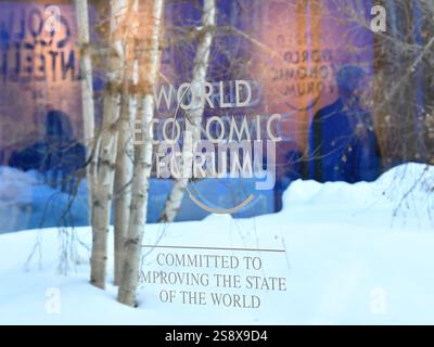 Davos, Suisse. 23 janvier 2025. Les gens passent devant le logo du Forum économique mondial (WEF) à Davos, Suisse, 23 janvier 2025. Sous le thème « collaboration pour l'âge intelligent », la réunion annuelle du WEF 2025 a réuni près de 3 000 participants de diverses régions et industries. Crédit : Lian Yi/Xinhua/Alamy Live News Banque D'Images