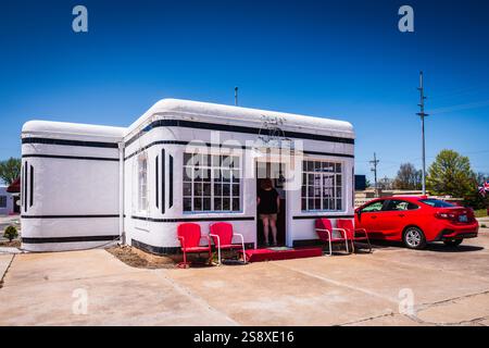 Carthage, MO USA - 28 avril 2018 : le motel historique de 1939 Boots court est situé au carrefour de l'Amérique et reste l'un des plus anciens opérati Banque D'Images