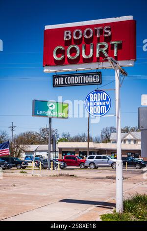 Carthage, MO USA - 28 avril 2018 : le motel historique de 1939 Boots court est situé au carrefour de l'Amérique et reste l'un des plus anciens opérati Banque D'Images