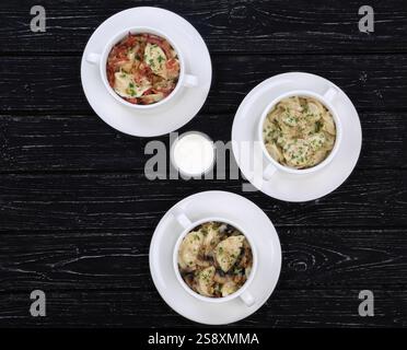Boulettes assorties avec bacon, pommes de terre et champignons sur fond noir Banque D'Images