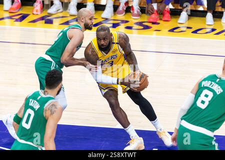 Los Angeles, Californie, États-Unis. 23 janvier 2025. LeBron James #23 des Los Angeles Lakers contre Derrick White #9 des Boston Celtics LeBron James #23 des Los Angeles Lakers contre Derrick White #9 des Boston Celtics lors d'un match de basket-ball NBA au Crypto.com Arena le jeudi 23 janvier 2025 à Los Angeles. (Crédit image : © Ringo Chiu/ZUMA Press Wire) USAGE ÉDITORIAL SEULEMENT! Non destiné à UN USAGE commercial ! Banque D'Images
