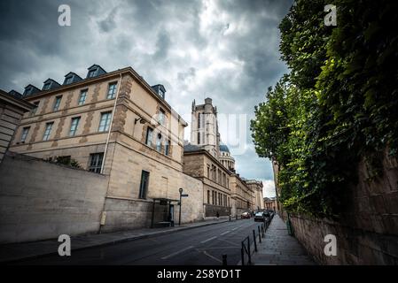 Vue sur la rue historique sur la rue Clovis sous un ciel dramatique - Paris, France Banque D'Images