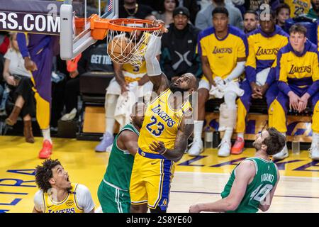 (250124) -- LOS ANGELES, 24 janvier 2025 (Xinhua) -- les LeBron James (UP) des Los Angeles Lakers lors du match de saison régulière de la NBA 2024-2025 entre les Los Angeles Lakers et les Boston Celtics à Los Angeles, États-Unis, le 23 janvier 2025. (Photo de Ringo Chiu/Xinhua). Banque D'Images