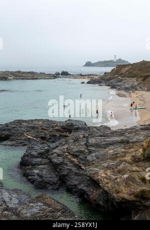 Vue panoramique de Godrevy Beach et phare à Godrevy point on pendant une journée nuageuse à Cornwall, Angleterre, Royaume-Uni Banque D'Images