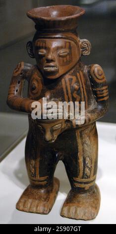Précolombienne Costa Rica. Figure guerrière avec tête de trophée, 500-1000 AD. Argile cuite. Dimensions ; hauteur : 37,76 cm ; largeur : 18,72 cm ; profondeur : 12,7 cm. Denver Art Museum. Denver, Colorado, États-Unis. Banque D'Images