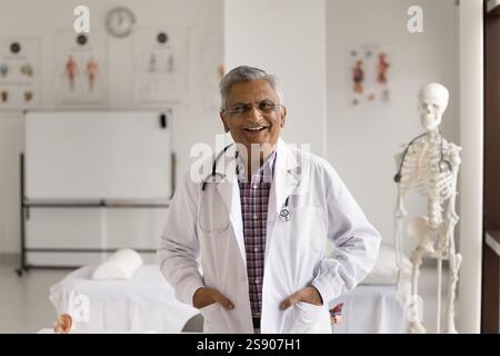 Portrait heureux médecin masculin senior réussi debout au cabinet moderne Banque D'Images