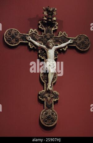 Christ sur la Croix. Artiste anonyme, vers 1700. Mexique. Ivoire, bois, peinture, feuille d'or, quincaillerie en fer. Musée d'art de Denver. Denver, Colorado, États-Unis. Banque D'Images