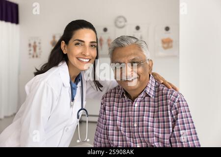 Portrait de la jeune femme attentionnée médecin heureux patient masculin mature Banque D'Images
