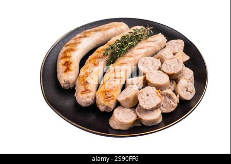 Saucisses grillées avec du mincemat de forçage et des herbes dans une plaque isolée sur fond blanc. vue de dessus. Banque D'Images