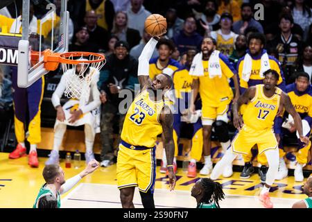 LeBron James des Los Angeles Lakers #23 dunks contre les Celtics de Boston lors d'un match de basket-ball NBA au Crypto.com Arena. Score final ; Lakers 117:96 Celtics (photo par Ringo Chiu / SOPA images/SIPA USA) Banque D'Images