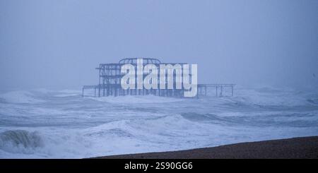 Brighton UK 24 janvier 2025 - les vagues s'écrasent près de BrightonÕs West Pier alors que la tempête Eowyn frappe la Grande-Bretagne avec certaines parties de l'Écosse , l'Irlande et le nord de l'Angleterre avec un avertissement rouge signifiant un danger possible pour la vie : crédit Simon Dack / Alamy Live News Banque D'Images