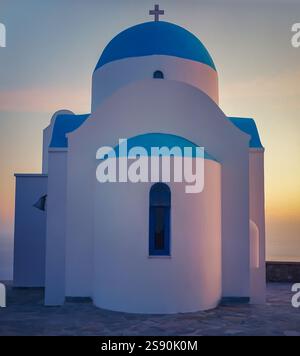 Église du prophète Elias au coucher du soleil surplombant le village de Nikia, île de Nisyros, Grèce Banque D'Images