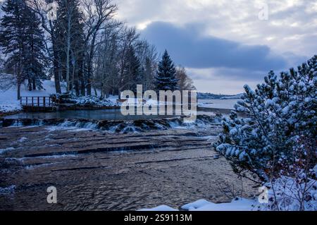 Parc national enneigé de Giant Springs à Great Falls, Montana, au coucher du soleil en décembre Banque D'Images