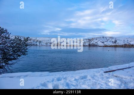 Parc national enneigé de Giant Springs à Great Falls, Montana, au coucher du soleil en décembre Banque D'Images