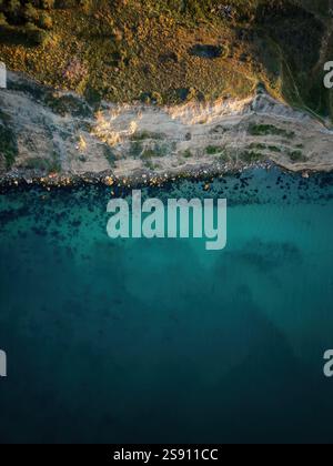 Drone vue aérienne de dessus d'un paysage de falaise avec l'eau bleue de mer Banque D'Images