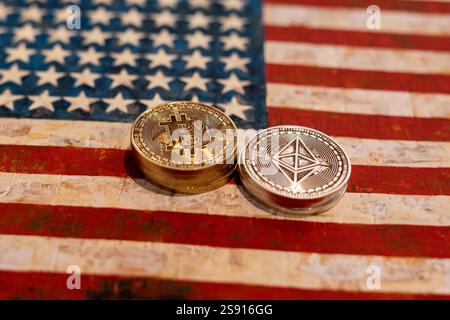 Bitcoin und Ethereum Kryptowährungen im Fokus der US-Wirtschaft 23.01.25, Selterst : Symbolfoto, Illustrationsbild, Symbolbild, Illustrationsfoto, Alltagsszene Bitcoin und Ethereum Kryptowährungen im Fokus der US-Wirtschaft Eine goldene Bitcoin-Münze und eine silberne Ethereum-Münze liegen auf einer US-amerikanischen Flagge. DAS Bild symbolisiert die steigende Bedeutung von Kryptowährungen wie Bitcoin und Ethereum in der globalen Finanzwelt und ihre Rolle in den USA. Es reflektiert den Einfluss digitaler Währungen auf wirtschaftliche und politische Diskussionen, insbesondere vor dem Hintergrund Banque D'Images