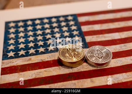 Bitcoin und Ethereum Kryptowährungen im Fokus der US-Wirtschaft 23.01.25, Selterst : Symbolfoto, Illustrationsbild, Symbolbild, Illustrationsfoto, Alltagsszene Bitcoin und Ethereum Kryptowährungen im Fokus der US-Wirtschaft Eine goldene Bitcoin-Münze und eine silberne Ethereum-Münze liegen auf einer US-amerikanischen Flagge. DAS Bild symbolisiert die steigende Bedeutung von Kryptowährungen wie Bitcoin und Ethereum in der globalen Finanzwelt und ihre Rolle in den USA. Es reflektiert den Einfluss digitaler Währungen auf wirtschaftliche und politische Diskussionen, insbesondere vor dem Hintergrund Banque D'Images
