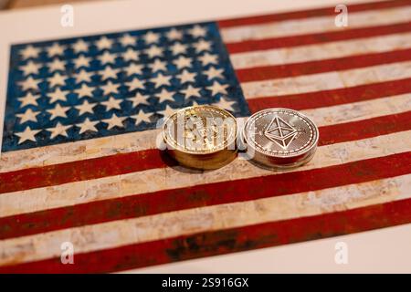 Bitcoin und Ethereum Kryptowährungen im Fokus der US-Wirtschaft 23.01.25, Selterst : Symbolfoto, Illustrationsbild, Symbolbild, Illustrationsfoto, Alltagsszene Bitcoin und Ethereum Kryptowährungen im Fokus der US-Wirtschaft Eine goldene Bitcoin-Münze und eine silberne Ethereum-Münze liegen auf einer US-amerikanischen Flagge. DAS Bild symbolisiert die steigende Bedeutung von Kryptowährungen wie Bitcoin und Ethereum in der globalen Finanzwelt und ihre Rolle in den USA. Es reflektiert den Einfluss digitaler Währungen auf wirtschaftliche und politische Diskussionen, insbesondere vor dem Hintergrund Banque D'Images