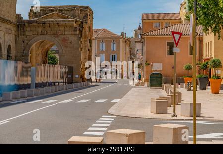 Impression d'Orange, une commune de la région Provence dans le sud-est de la France à l'heure d'été Banque D'Images