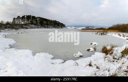 Un paysage enneigé au mur d'Hadrien, monument historique et sentier de randonnée longue distance dans le Northumberland, au nord-est de l'Angleterre, de Crag Lough Banque D'Images