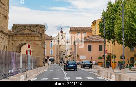 Impression d'Orange, une commune de la région Provence dans le sud-est de la France à l'heure d'été Banque D'Images