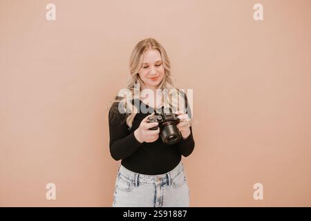 Photographe souriant regardant un appareil photo dans un studio Banque D'Images