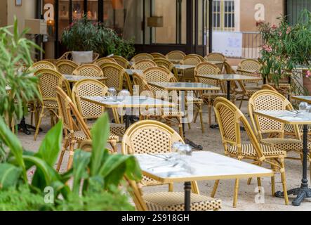Impression d'Orange, une commune de la région Provence dans le sud-est de la France à l'heure d'été Banque D'Images