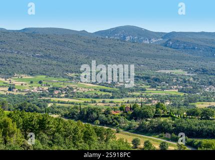 Impression aérienne autour de Roussillon, une commune du département du Vaucluse de la région Provence dans le sud de la France Banque D'Images