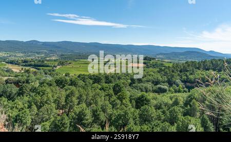 Impression aérienne autour de Roussillon, une commune du département du Vaucluse de la région Provence dans le sud de la France Banque D'Images