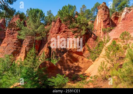 Impression autour du sentier ocre près de Roussillon, une commune du département du Vaucluse de la région Provence dans le sud de la France Banque D'Images