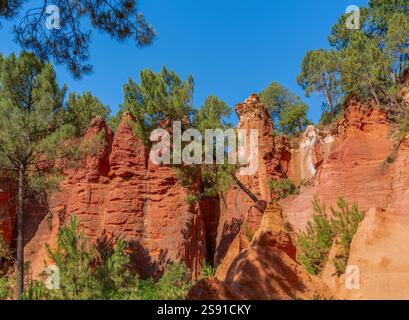 Impression autour du sentier ocre près de Roussillon, une commune du département du Vaucluse de la région Provence dans le sud de la France Banque D'Images