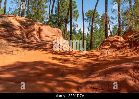 Impression autour du sentier ocre près de Roussillon, une commune du département du Vaucluse de la région Provence dans le sud de la France Banque D'Images