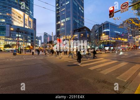 Shanghai, Chine. 9 janvier 2025. Vue au crépuscule des bâtiments modernes de Piazza del Popolo dans le centre-ville Banque D'Images