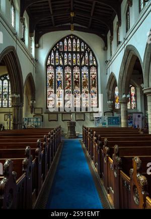 Bancs de chêne et vitraux et allée à l'intérieur de l'église All Saints, Lincolnshire, Stamford, Royaume-Uni Banque D'Images