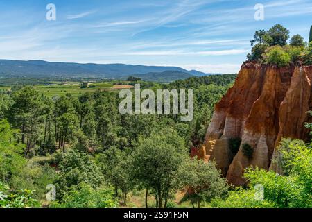 Impression autour de Roussillon, commune du département du Vaucluse en région Provence dans le sud de la France Banque D'Images