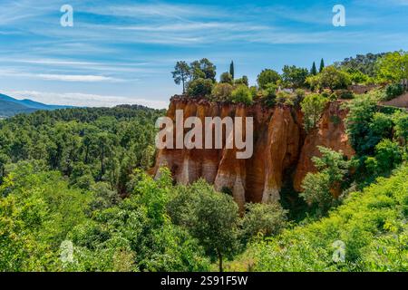 Impression autour de Roussillon, commune du département du Vaucluse en région Provence dans le sud de la France Banque D'Images