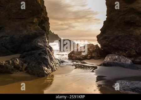Coucher de soleil sur une plage rocheuse en Californie Banque D'Images