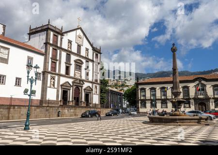 Église Evangelista São João et hôtel de ville de Funchal, Madère situé dans la façade du bâtiment Praca do Municipo Banque D'Images