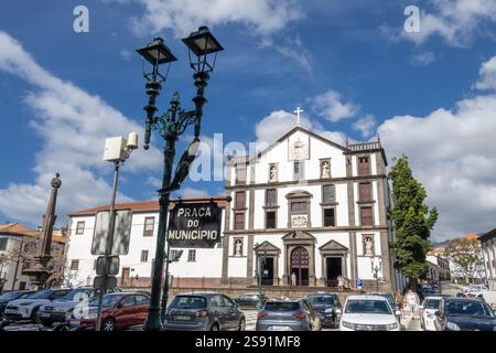 São João Église Evangelista (Igreja do Colégio), Funchal, Madère située dans la façade du bâtiment Praca do Municipo Banque D'Images
