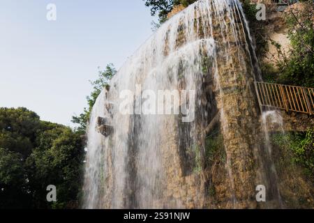 Les touristes admirent la Cascade du Château, une attraction populaire dans le parc historique de Nice, par une journée d'été ensoleillée. Banque D'Images