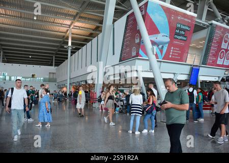 Tirana, Albana - 11 juin 2024. Les passagers attendent dans le hall des départs de l'aéroport international de Rinas à Tirana. Nene Tereza, aéroport mère Teresa. TIA Banque D'Images
